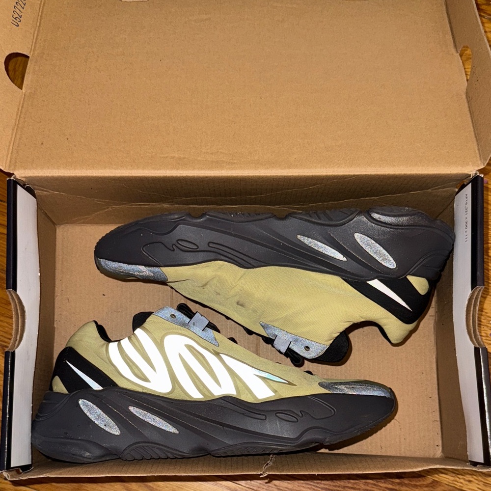 YEZZY 700